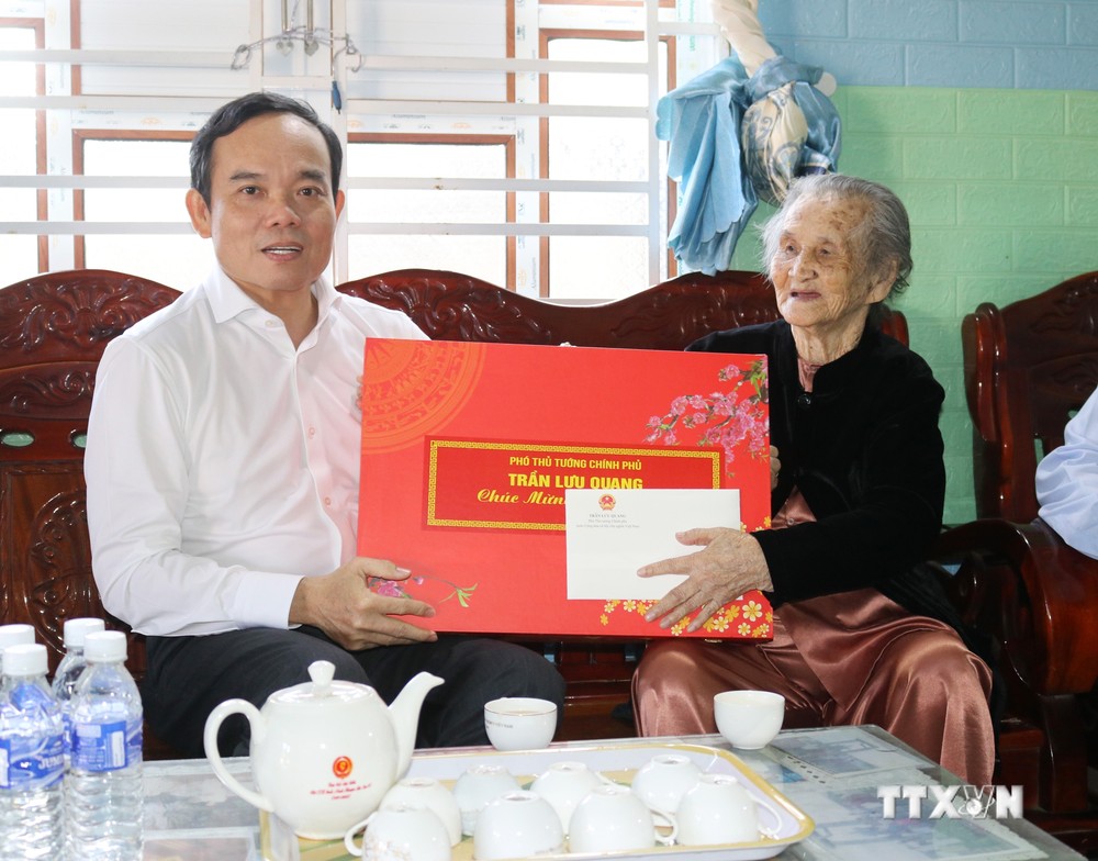 Phó Thủ tướng Trần Lưu Quang thăm, chúc Tết, tặng quà tại Ninh Thuận