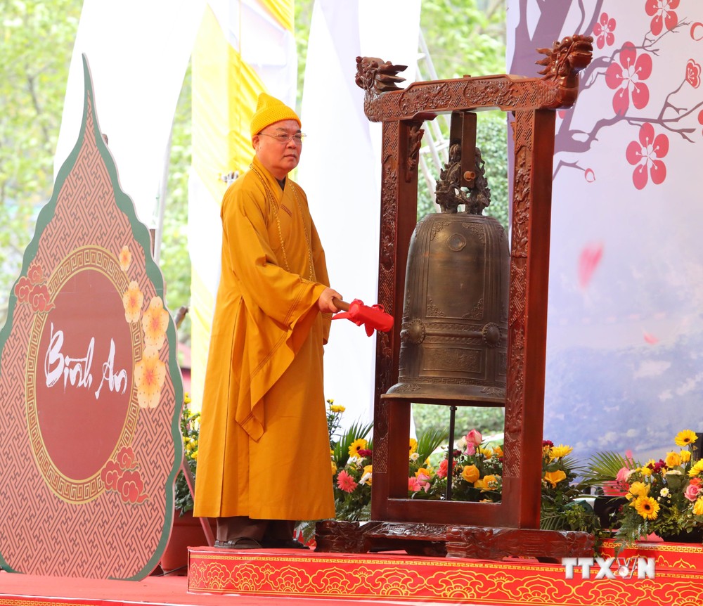 Ninh Bình: Hàng nghìn du khách tham dự lễ khai hội chùa Bái Đính