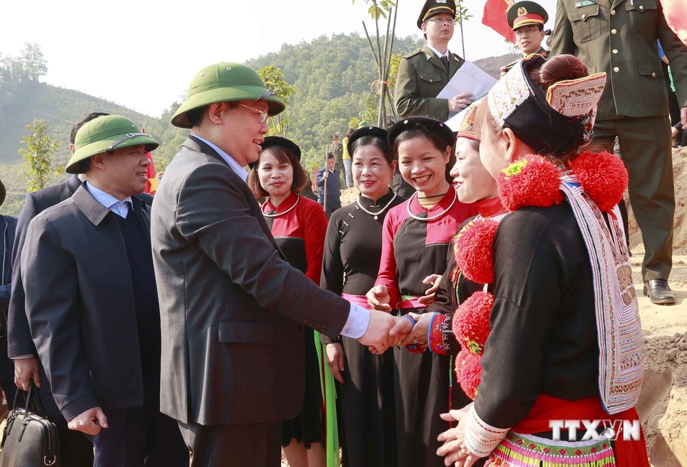Chủ tịch Quốc hội Vương Đình Huệ dự Lễ phát động thi đua và Tết trồng cây tại Tuyên Quang