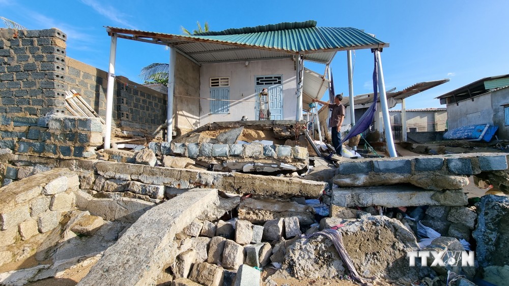 Sóng biển xâm thực mạnh khiến nhiều nhà dân bị hư hỏng nặng ở Ninh Thuận  