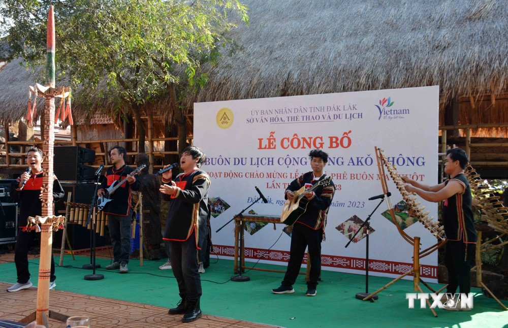 Đội văn nghệ buôn hát và biểu diễn nhạc cụ dân tộc Ê Đê tại buổi Lễ. Ảnh: Hoài Thu – TTXVN