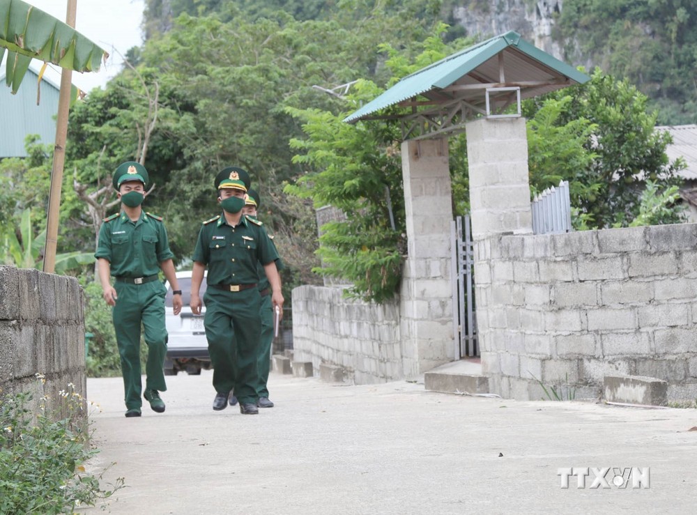 Cán bộ chiến sỹ Đồn Biên phòng Tân Thanh (Lạng Sơn) xuống thôn bản làm công tác dân vận. Ảnh: Quang Duy - TTXVN