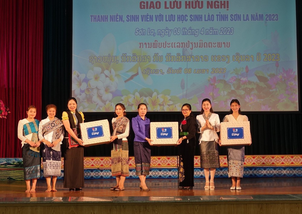 Đại diện các cơ quan, đơn vị tỉnh Sơn La tặng quà chúc mừng Tết cổ truyền Bunpimay với lưu học sinh Lào. Ảnh: Hữu Quyết - TTXVN
