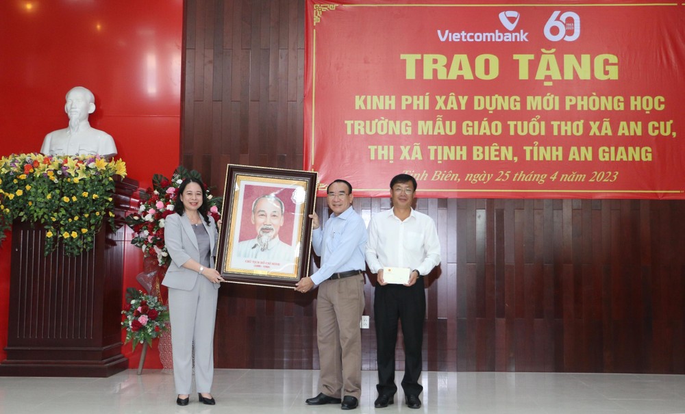 Phó Chủ tịch nước Võ Thị Ánh Xuân trao tặng chân dung Chủ tịch Hồ Chí Minh cho Đảng bộ, Chính quyền và Nhân dân thị xã Tịnh Biên. Ảnh: Công Mạo-TTXVN