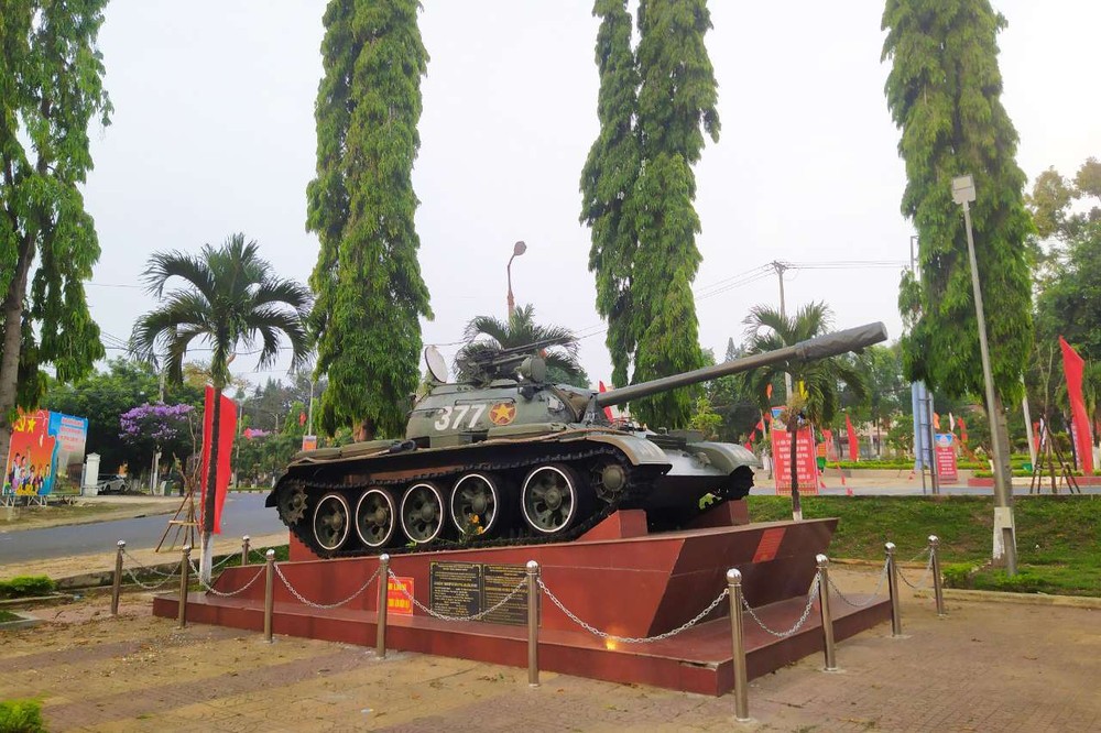 Xe tăng T59, số hiệu 377 trưng bày tại di tích chiến thắng Đăk Tô - Tân Cảnh. Ảnh: baokontum.com.vn