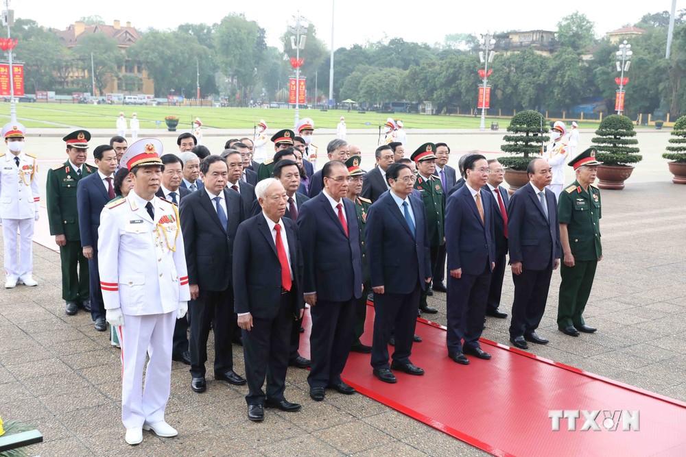 Các đồng chí lãnh đạo, nguyên lãnh đạo Đảng, Nhà nước thành kính tưởng nhớ Chủ tịch Hồ Chí Minh. Ảnh: Minh Đức - TTXVN