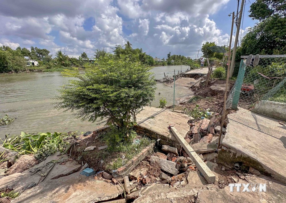 Bờ sông Trà Nóc ở phường Thới An Đông, quận Bình Thủy bị sạt lở vào tới sân nhà dân. Ảnh: Thanh Liêm - TTXVN