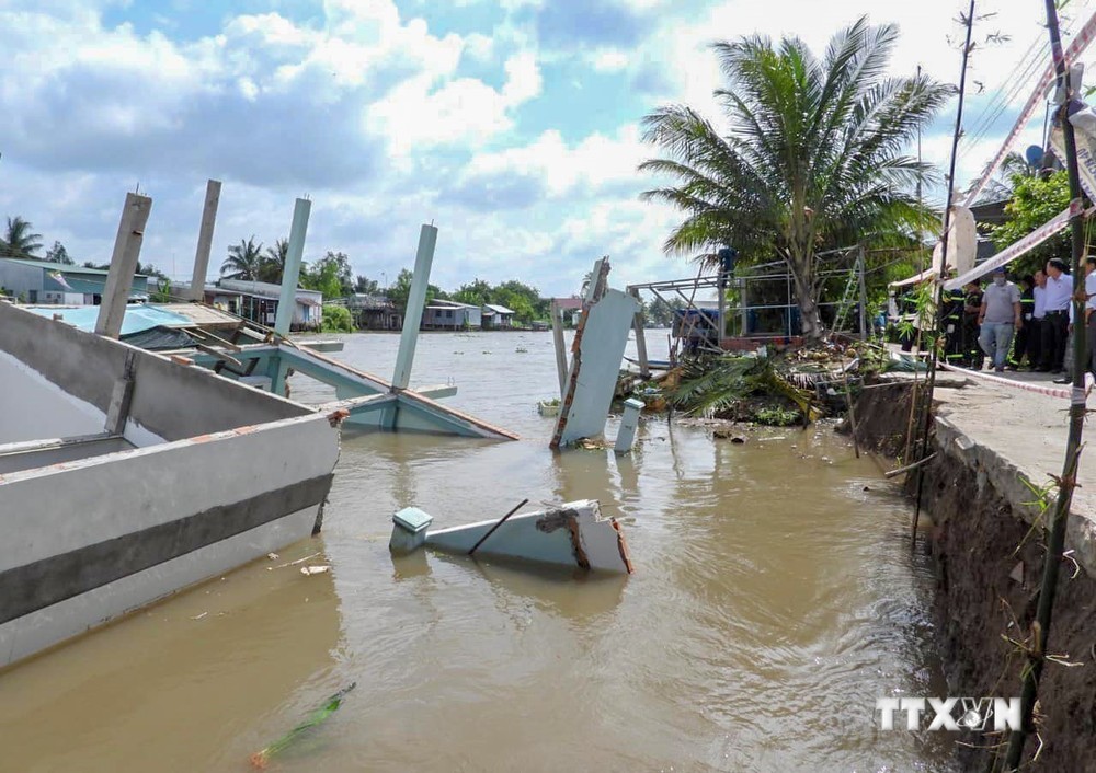 Cần Thơ: Sạt lở nhấn chìm hai căn nhà xuống sông Ô Môn