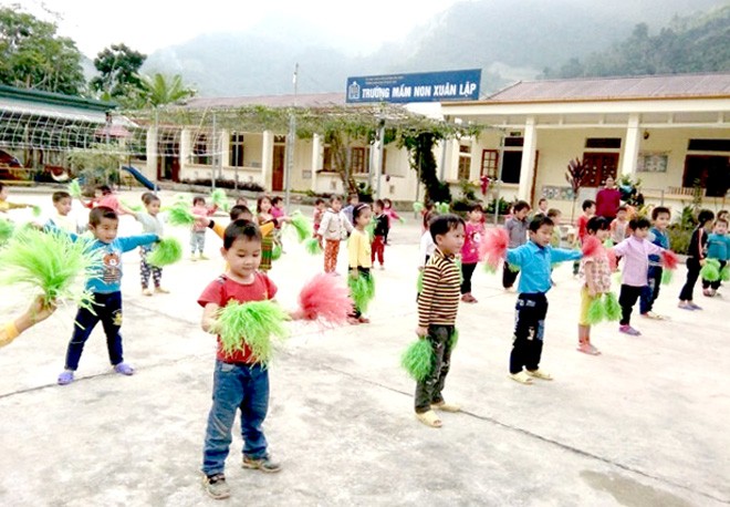Trường Mầm non Xuân Lập (Lâm Bình, tỉnh Tuyên Quang) tổ chức cho trẻ tập thể dục ngoài trời. Ảnh: baotuyenquang.com.vn