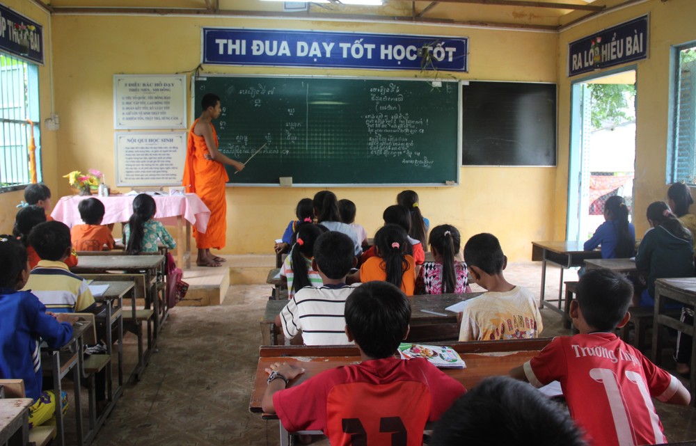 Các lớp dạy chữ Khmer vào mỗi dịp hè có ý nghĩa rất lớn trong việc giúp đồng bào Khmer bảo tồn, phát triển tiếng nói, chữ viết của dân tộc. Ảnh: Chanh Đa - TTXVN