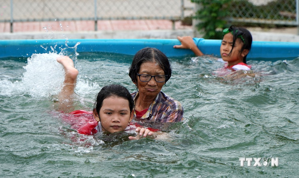 Bà Sáu Thia hơn 20 năm cần mẫn dạy bơi miễn phí cho trẻ nhỏ