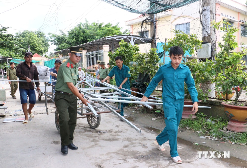 Vĩnh Long: Di dời khẩn cấp 9 hộ dân ra khỏi khu vực sạt lở