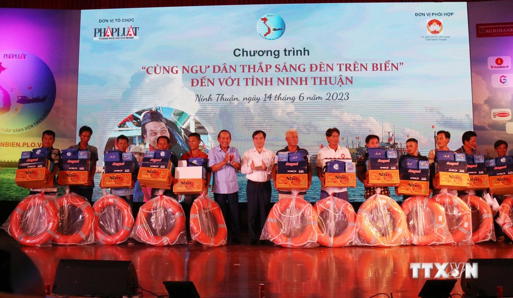 Chương trình “Cùng ngư dân thắp sáng đèn trên biển” đến với Ninh Thuận