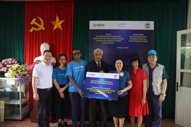 USAID và UNICEF cung cấp 590 tủ lạnh bảo quản vaccine cho các xã khó khăn ở Việt Nam