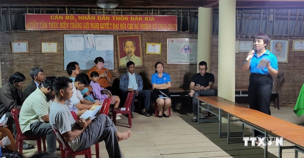Tuyên truyền giúp đồng bào dân tộc hiểu rõ về lợi ích của bảo hiểm y tế ở Kon Tum
