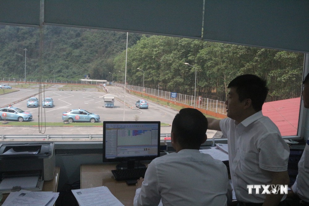 Tại Trung tâm điều hành thi sát hạch lái xe do Sở Giao thông vận tải Quảng Ninh quản lý, tất cả các khâu đều được tự động hóa, đảm bảo khách quan, minh bạch trong sát hạch lái xe. Ảnh: Thanh Vân-TTXVN