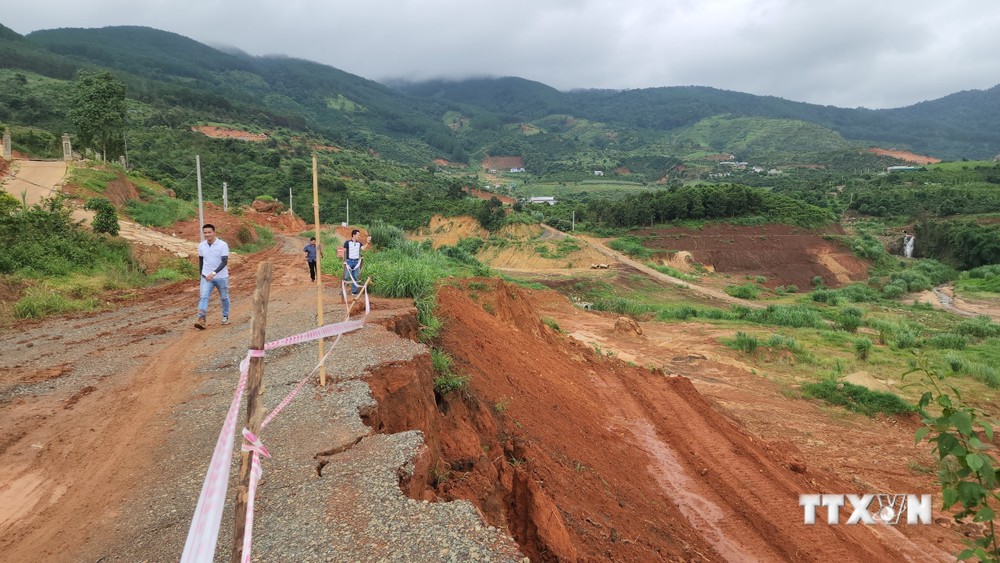 Lâm Đồng: Sạt trượt đất nghiêm trọng bên dự án hồ thủy lợi, di dời nhiều hộ dân đến nơi an toàn