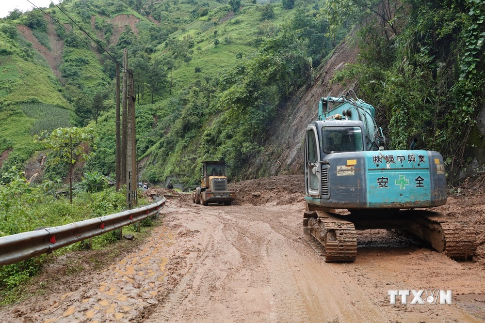Công ty Cổ phần Xây dựng đường bộ I tập trung huy động máy xúc đất tại điểm sạt lở ở đoạn đường từ xã Khao Mang đi Hồ Bốn (Yên Bái). Ảnh: Tuấn Anh - TTXVN