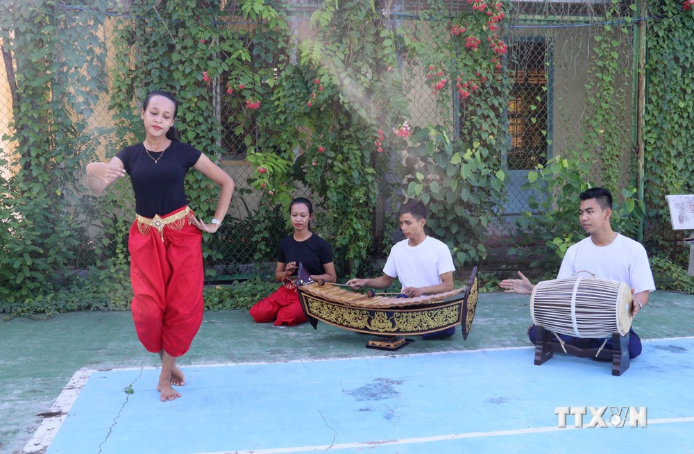 Cô gái Khmer Thạch Thị Ni Ta tâm huyết với những điệu múa của dân tộc