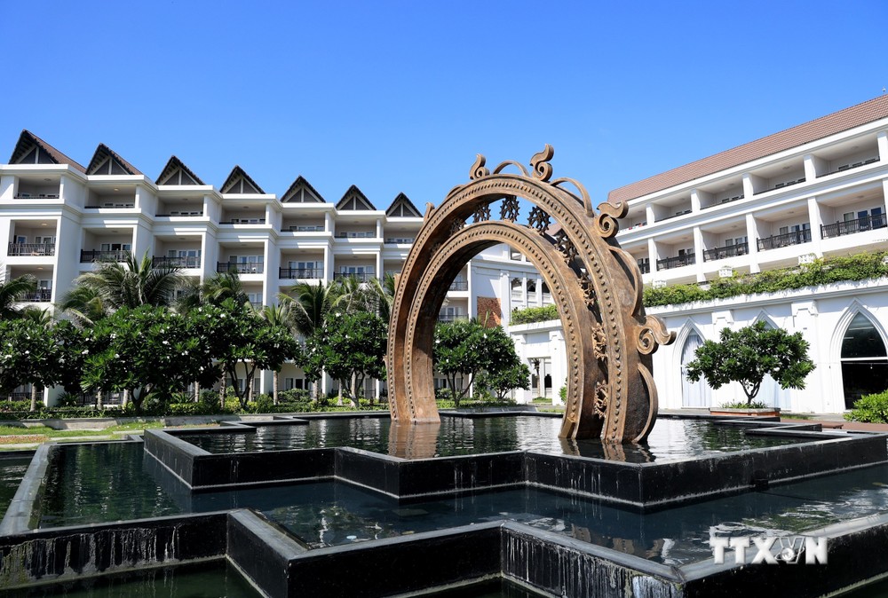 “Vòng lửa Shiva”, nét đặc trưng văn hóa Chăm, đặt ở trung tâm khu nghỉ dưỡng Mũi Né Bay (Bình Thuận). Ảnh: Hồng Đạt - TTXVN