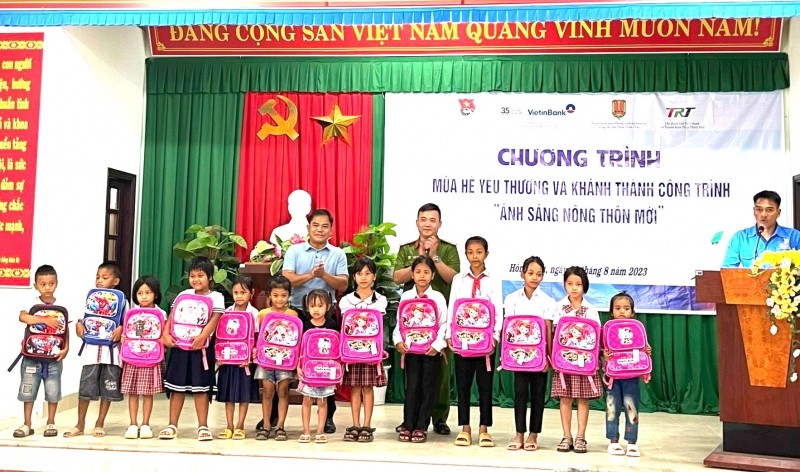 Thừa Thiên - Huế hỗ trợ học sinh vùng cao đến trường 