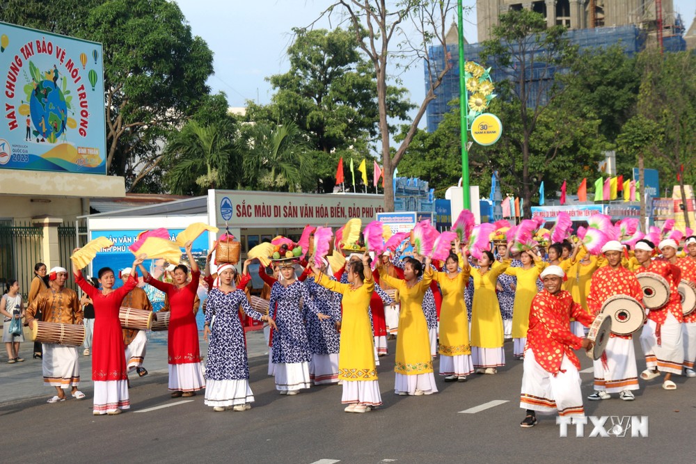Cộng đồng người Chăm tại Bình Thuận diễu hành trong lễ hội đường phố “Sắc màu Bình Thuận”. Ảnh: Nguyễn Thanh - TTXVN