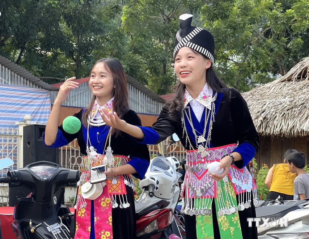Đồng bào dân tộc Mông Lai Châu rộn ràng xuống phố vui Tết Độc lập