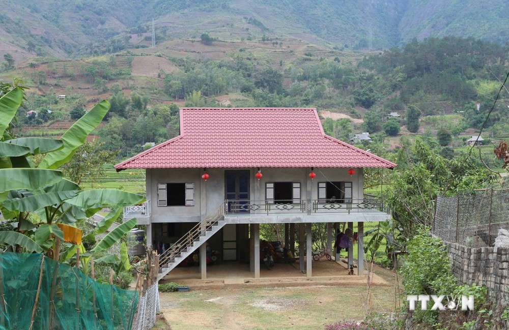 Huyện Than Uyên (Lai Châu) hiện có 7/11 xã đạt chuẩn Nông thôn mới. Trong ảnh: Những ngôi nhà mới xây của đồng bào dân tộc Tây Bắc tại huyện Than Uyên (Lai Châu). Ảnh: Quý Trung – TTXVN