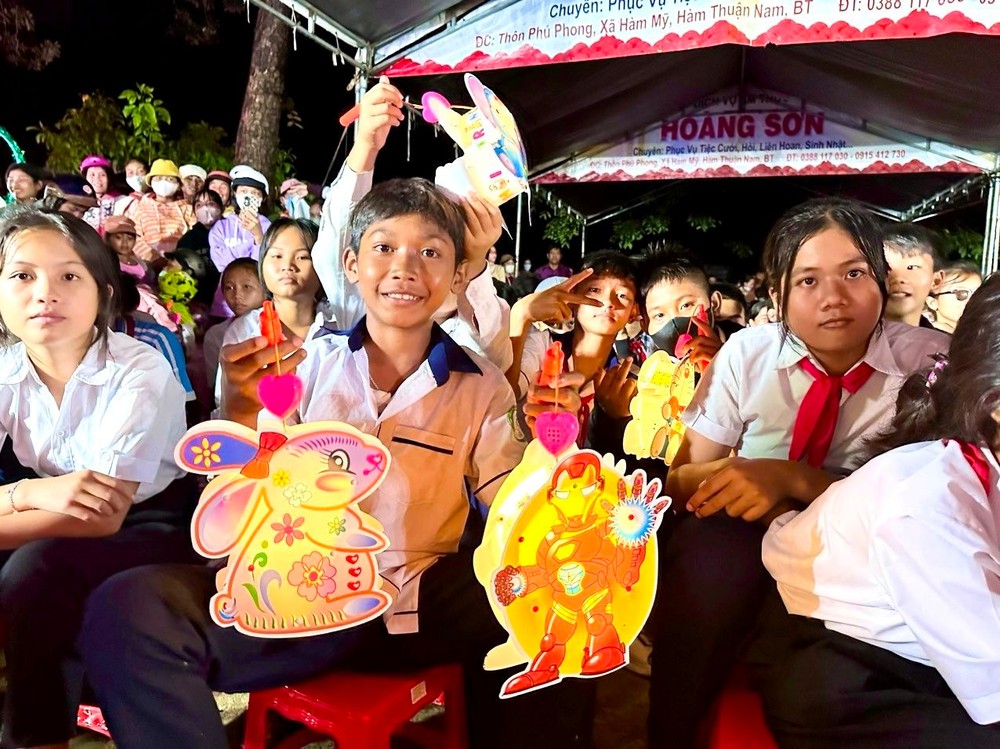 Lồng đèn thắp sáng ước mơ đến với trẻ em vùng đồng bào dân tộc thiểu số tỉnh Bình Thuận