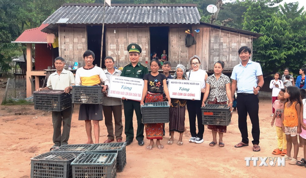 Trao tặng mô hình sinh kế cho người dân vùng rẻo cao biên giới tỉnh Quảng Bình