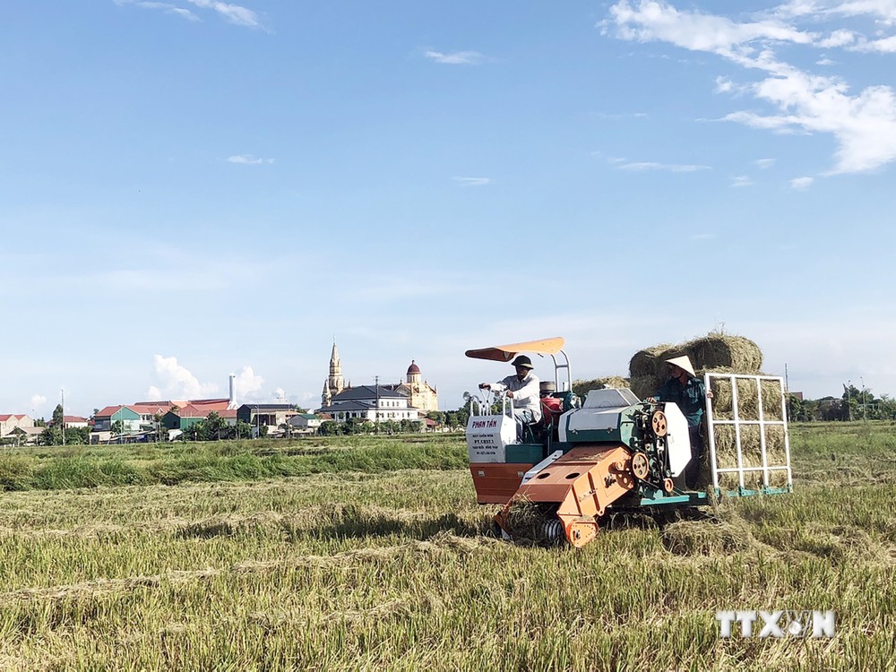 Nhiều lợi ích khi nông dân sử dụng máy thu gom rơm rạ ở Hà Tĩnh