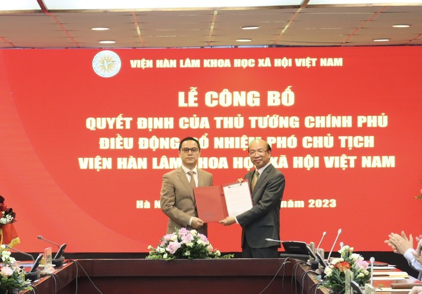 Trao quyết định bổ nhiệm ông Tạ Minh Tuấn làm Phó Chủ tịch Viện Hàn lâm Khoa học xã hội Việt Nam