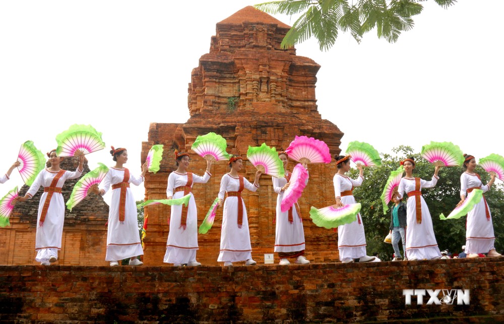 Lễ hội Katê của đồng bào Chăm theo đạo Bà la môn ở Bình Thuận. Ảnh: Nguyễn Thanh - TTXVN