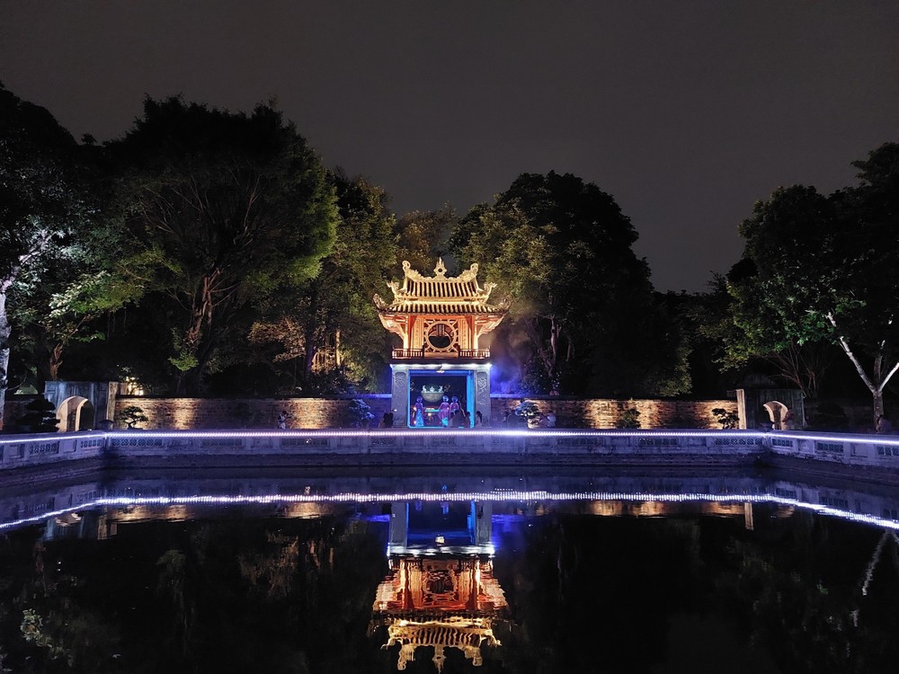 Giếng Thiên Quang, một trong những điểm nhấn của tour đêm Văn Miếu - Quốc Tử Giám Ảnh: Đinh Thuận - TTXVN