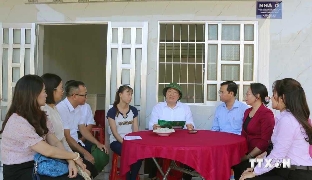 Đoàn khảo sát Ngân hàng Chính sách xã hội Việt Nam đi thực tế tại hộ vay vốn xây dựng nhà ở tại huyện Mỹ Tú. Ảnh: Tuấn Phi-TTXVN