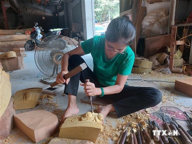 Chế tác gỗ mỹ nghệ tại làng nghề truyền thống Du Dự (huyện Thanh Oai, Hà Nội). Ảnh: Đinh Thuận - TTXVN