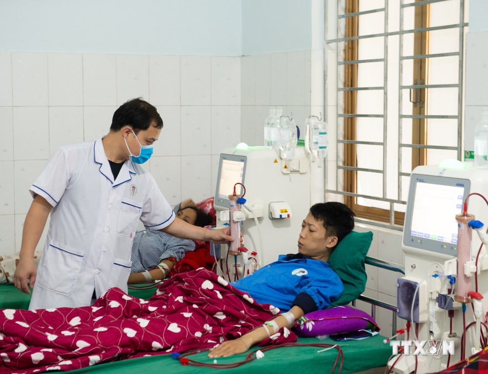 Những bệnh nhân điều trị chạy thận tại Bệnh viện Đa khoa khu vực Bắc Quang được giảm tải áp lực kinh tế nhờ các chính sách hỗ trợ bảo hiểm y tế. Ảnh: Nam Thái - TTXVN