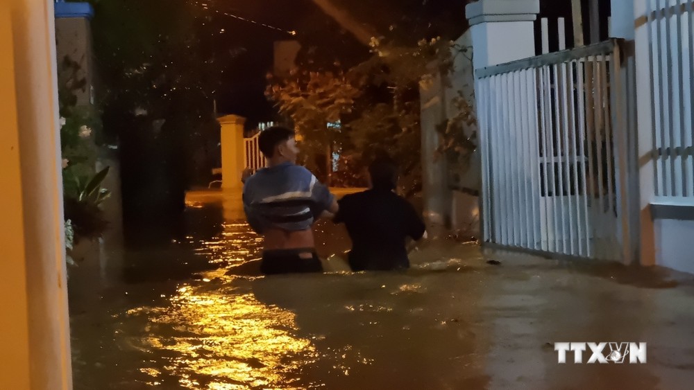 Nước ngập trong đêm 15/11 tại Vĩnh Thạnh, Nha Trang. Ảnh: Đặng Tuấn - TTXVN