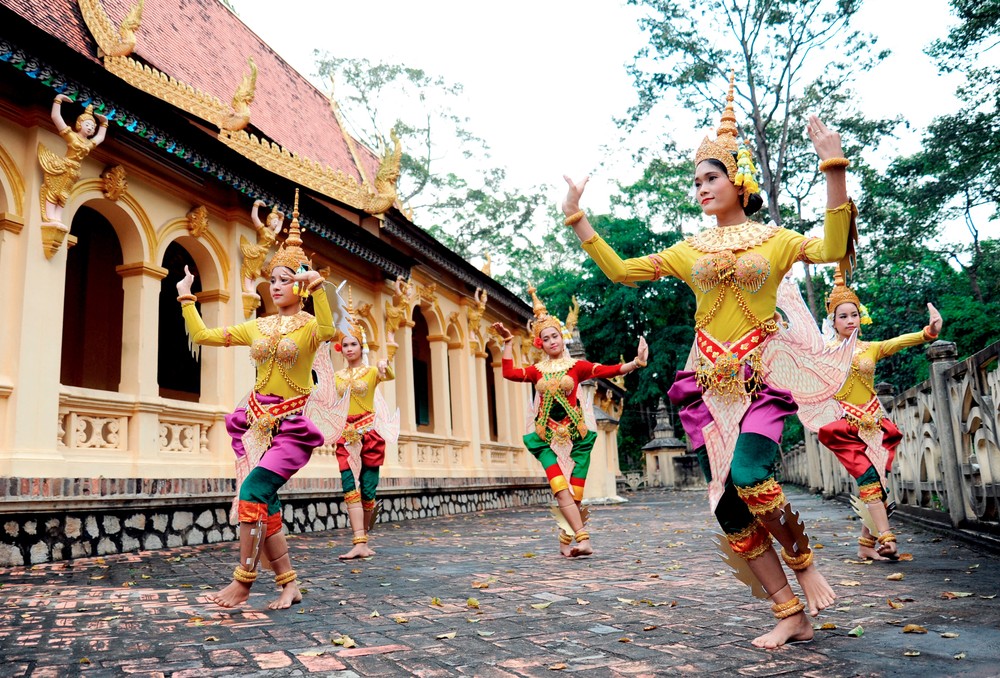 Trang phục bắt mắt, nhiều màu sắc góp phần tôn lên vẻ đẹp của phụ nữ Khmer . Ảnh An Hiếu