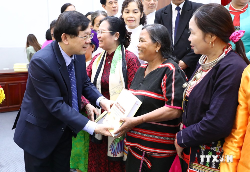 Phó Chủ tịch Ủy ban Trung ương Mặt trận Tổ quốc Việt Nam Nguyễn Hữu Dũng trao tặng sách cho các đại biểu dân tộc. Ảnh: Minh Đức – TTXVN