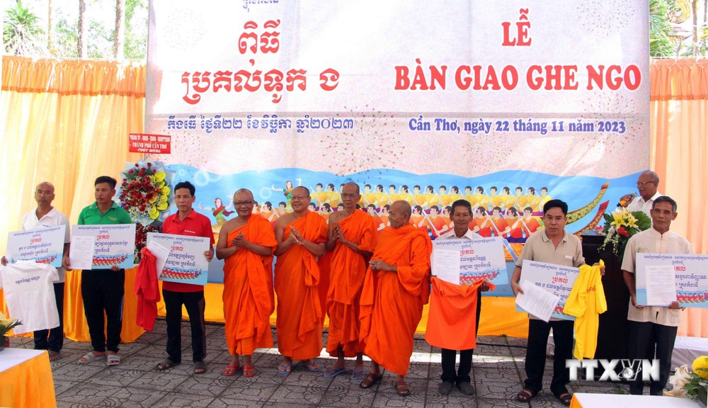 Hội Đoàn kết sư sãi yêu nước thành phố Cần Thơ trao quyết định bàn giao ghe ngo cho đại diện các chùa và Học viện Phật giáo Nam tông Khmer trên địa bàn. Ảnh: Trung Kiên - TTXVN
