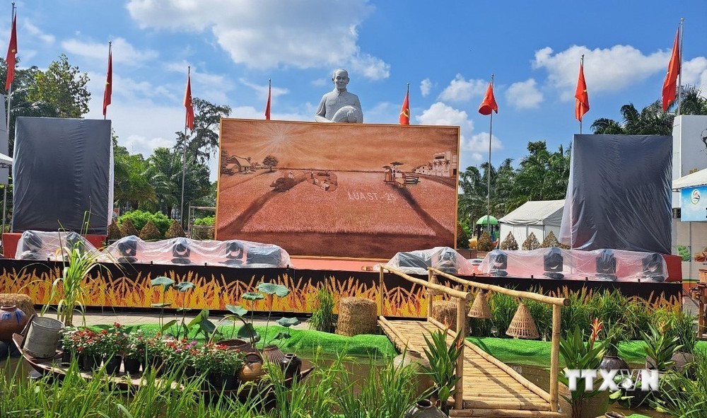 Xác lập kỷ lục “Bức tranh lớn nhất Việt Nam được làm từ gạo ST”