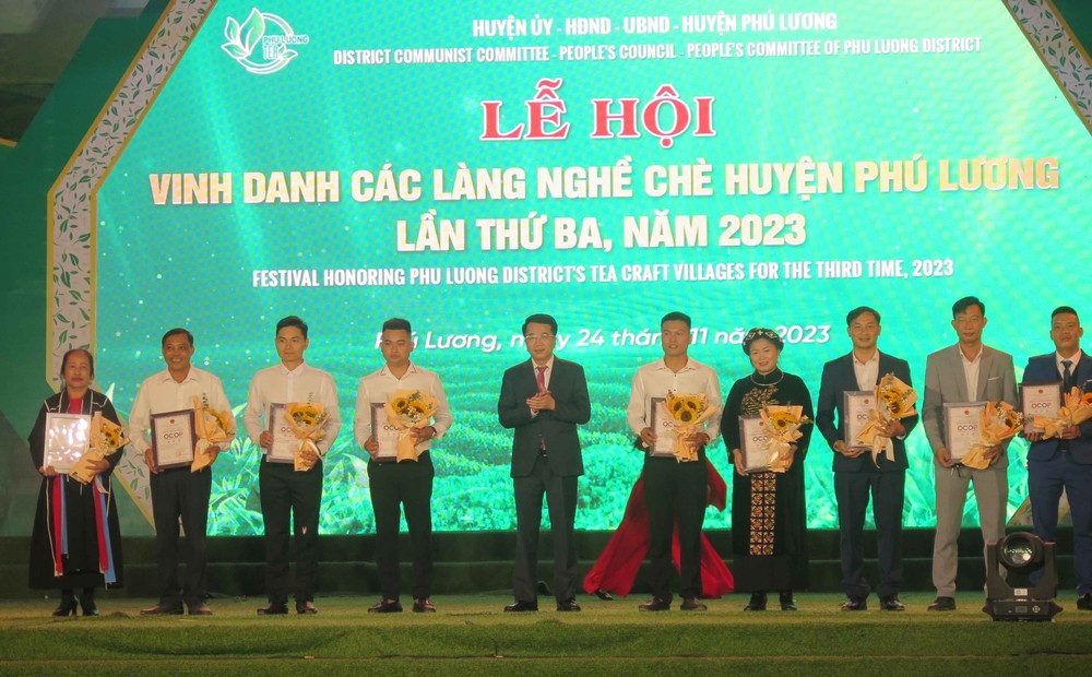 Phó chủ tịch UBND tỉnh Thái Nguyên Nguyễn Thanh Bình trao chứng nhận sản phẩm nông nghiệp đạt chuẩn OCOP cho các hợp tác xã. Ảnh: Quân Trang - TTXVN