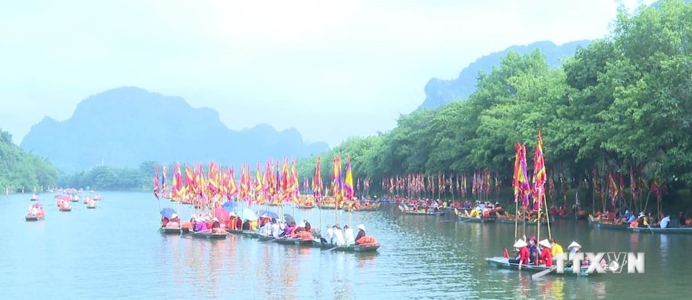 Hoạt động văn hóa đặc sắc trên sông trong Lễ hội Tràng An, tỉnh Ninh Bình. Ảnh: Hải Yến-TTXVN