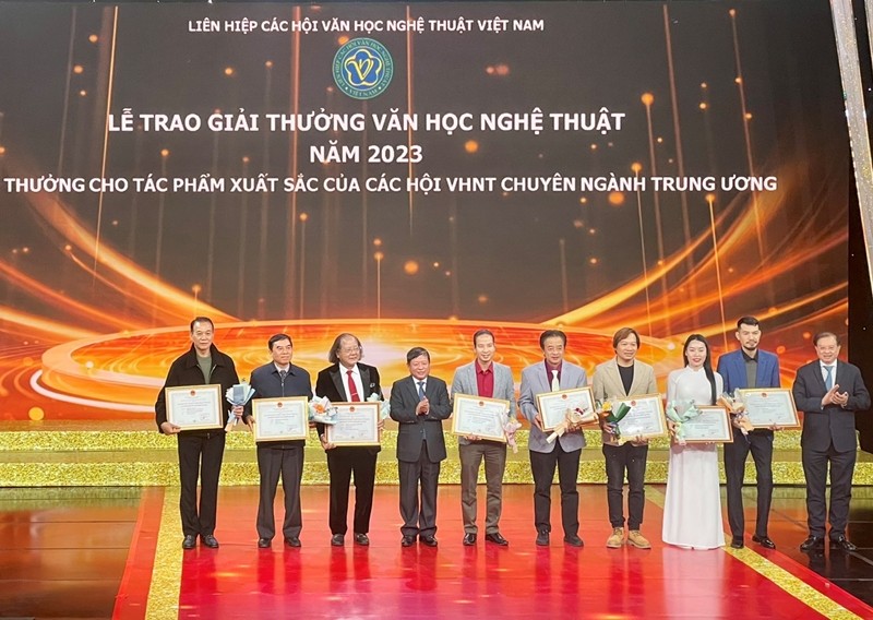 Trao Giải thưởng Văn học nghệ thuật năm 2023 cho các tác phẩm xuất sắc của các Hội Văn học nghệ thuật chuyên ngành Trung ương. Ảnh: dangcongsan.vn