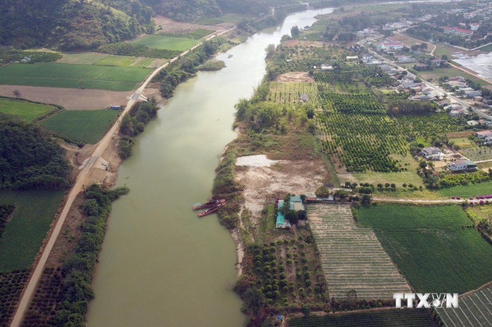 Sụt lún, sạt lở ven sông Krông Nô khiến người dân bất an