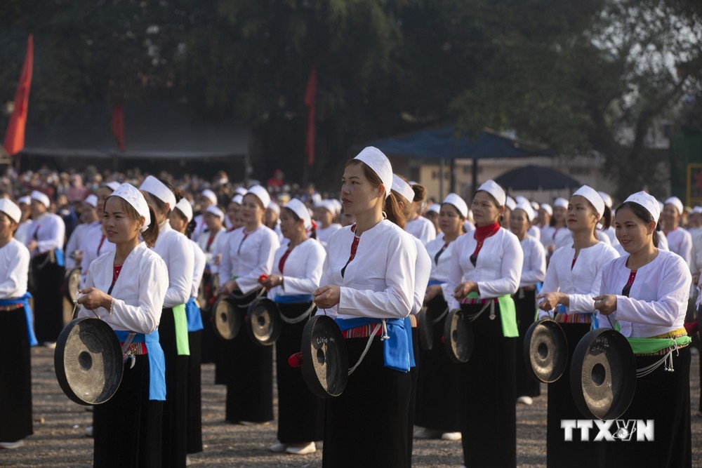 Trình diễn chiêng Mường trong Lễ hội Khai hạ dân tộc Mường tỉnh Hòa Bình năm 2023. Ảnh: Trọng Đạt - TTXVN