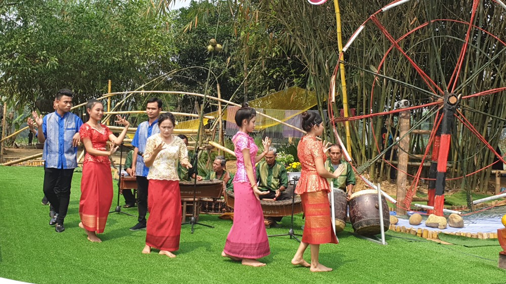 Đồng bào dân tộc Khmer giới thiệu đến du khách điệu múa truyền thống. Ảnh: Hoàng Tâm