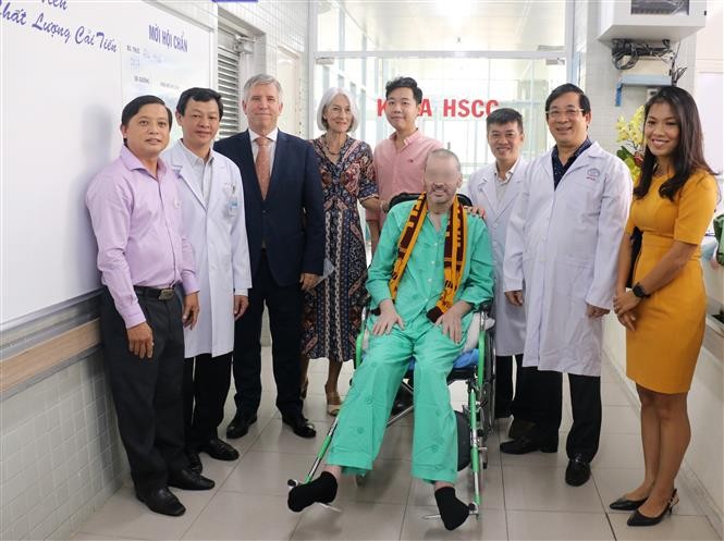 Bệnh nhân 91 chụp ảnh lưu niệm với đại diện Lãnh sự quán Anh tại Thành phố Hồ Chí Minh và các y bác sỹ trong ngày xuất viện. Ảnh: TTXVN phát