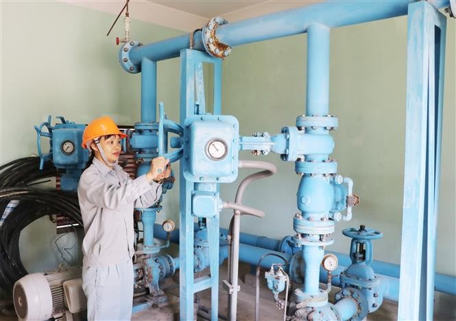 Công nhân Nhà máy nước Đồng Bẩm vận hành hệ thống bơm cung cấp nước sạch cho người dân nông thôn thành phố Thái Nguyên. Ảnh: Hoàng Nguyên – TTXVN